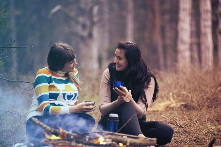 due donne che si guardano con affetto in connessione emotiva
