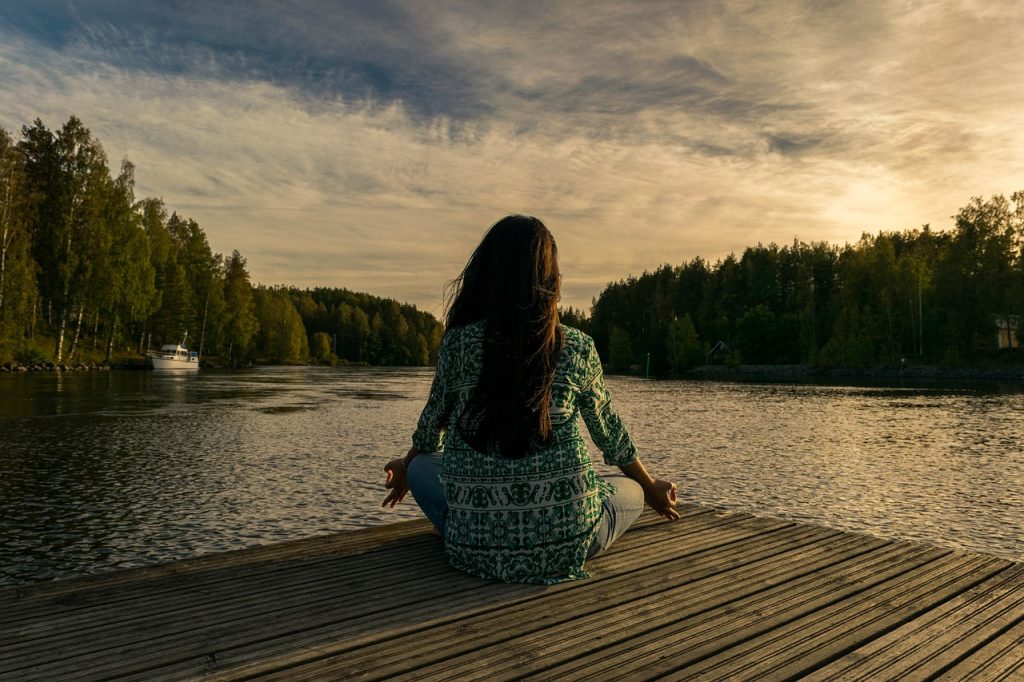 donna che ritrova se stessa attraverso la spiritualità moderna in un momento di connessione interiore