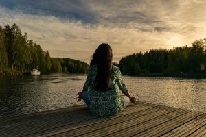 donna che ritrova se stessa attraverso la spiritualità moderna in un momento di connessione interiore